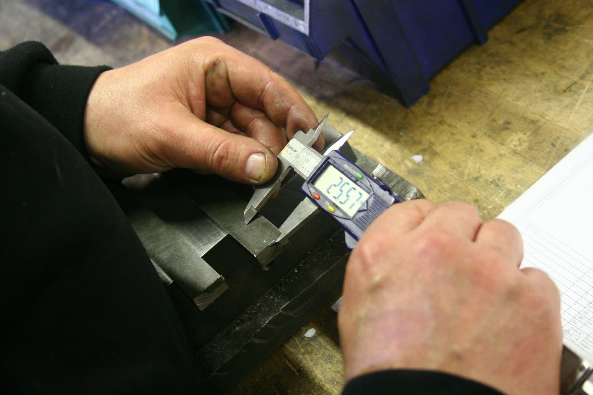 Kontrola jakości: pomiar metalowej części suwmiarką elektroniczną